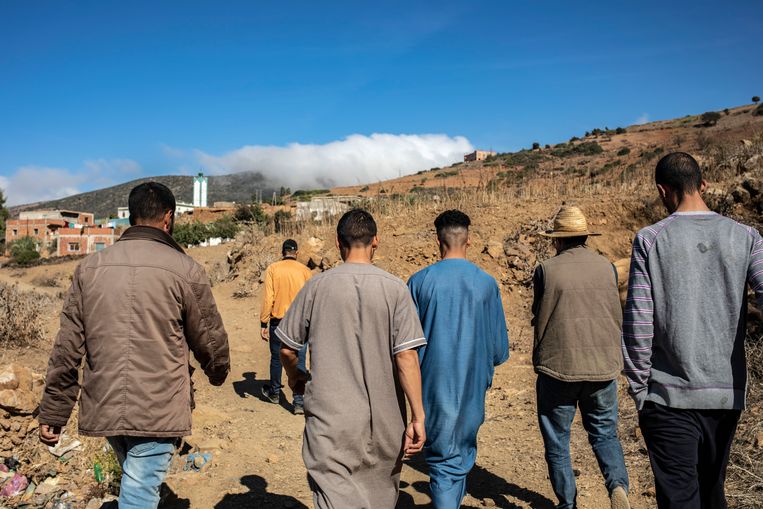 een groepje mannen keert terug naar Douar Ouaoukda. Naar schatting zijn zeker 90.000 huishoudens in Marokko afhankelijk van de productie van kif. Beeld Cesar Dezfuli