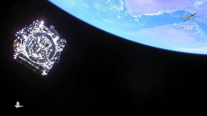 Sur cette image tirée d'une émission télévisée de la NASA, le télescope spatial James Webb se sépare de la fusée Ariane 5 d'Arianespace après son lancement du port spatial de l'Europe, le Centre spatial guyanais à Kourou (Illustration).