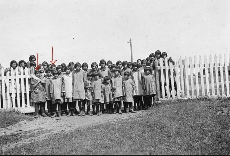 De moeder van Michelle Good, op de voorste rij, en haar zus (verder naar achteren), tussen hun klasgenoten op het internaat. Beeld Michelle Good
