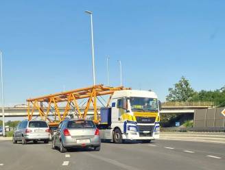 Gevaarlijk: Duitse vrachtwagenchauffeur raakt in de war op turborotonde en belandt op tegenovergestelde richting op rijbaan