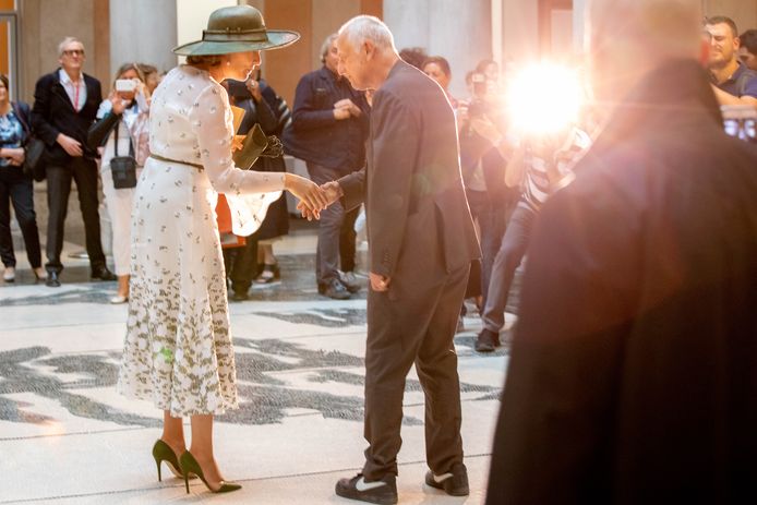Koningin Mathilde schudt de hand van kunstenaar Luc Tuymans op de Biënnale van Venetië.