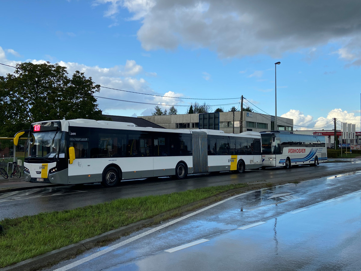 verlangen koper Wanorde Scholieren enthousiast over versterking De Lijn met autocars: “Ik ga deze  bus vaker nemen” | Foto | hln.be