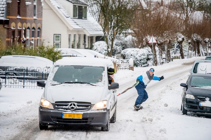 jongen en meisje rijdt op een slee, in de sneeuw. winter. gelukkig, samen, paar platte vectorillustratie. 4595981 Vectorkunst bij Vecteezy