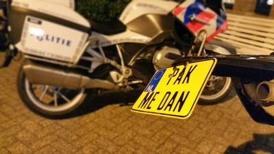 Motorrijder schrijft 'pak me dan' en wordt gepakt