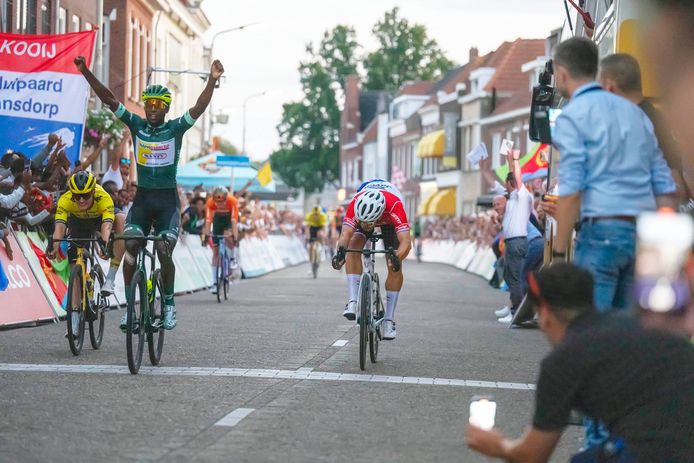 Biniam Girmay is Dylan Groenewegen net te snel af.