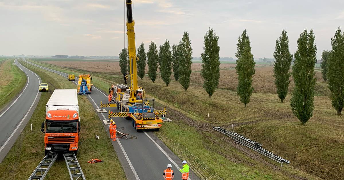 N307 bij Dronten dicht na ongeval.