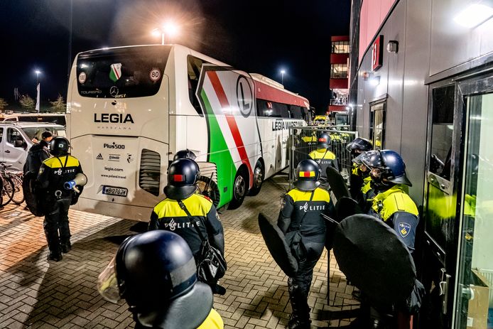 Mobiele Eenheid rond de spelersbus van Legia Warschau na afloop van het duel met AZ in Alkmaar.