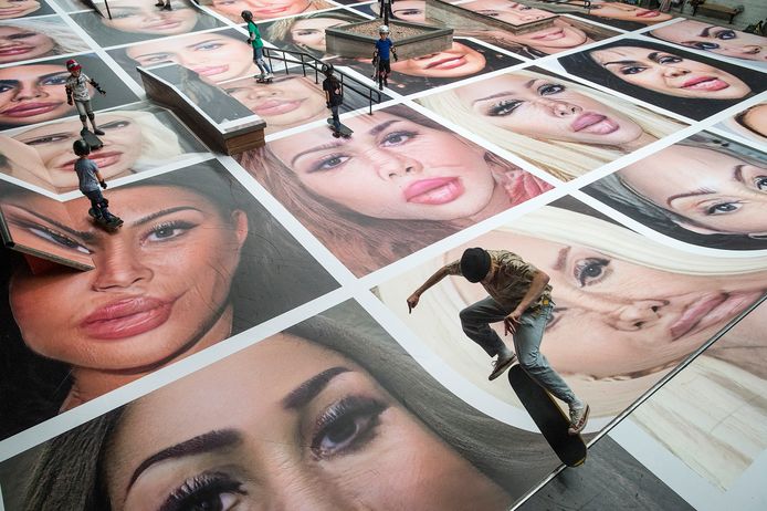 Het gewraakte werk ‘Destroy my face' van Erik Kessels in skatehal Pier 15 in Breda