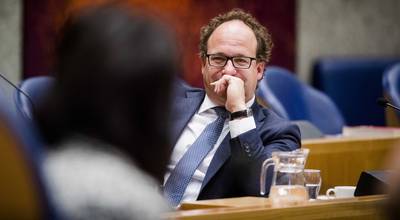 VVD maant Koolmees om valsspelers inburgering