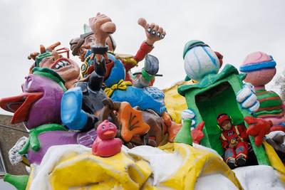 Wapperende pruiken tijdens Grote Optocht door Biesboschrakkersrijk