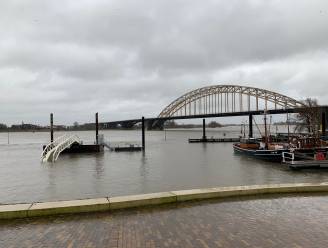 Teruglezen | Uiterwaarden en kades lopen onder: waterpeil in onze rivieren stijgt, Nijmegen sluit terreinen langs Waal