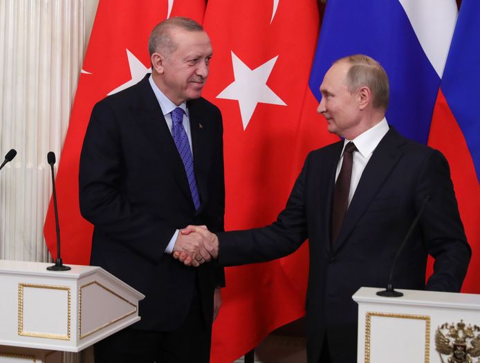 Vladimir Poetin (R) en Recep Tayyip Erdogan (L) hebben donderdag een akkoord gesloten over een staakt-het-vuren in de Syrische provincie Idlib.