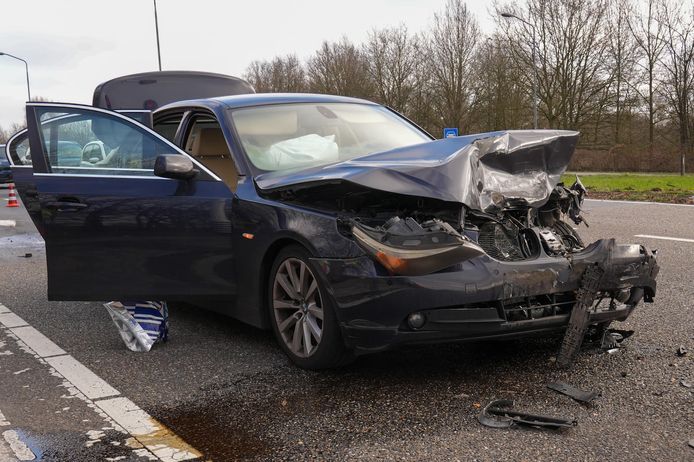 Twee auto’s raakten zwaar beschadigd bij botsing op de N270.