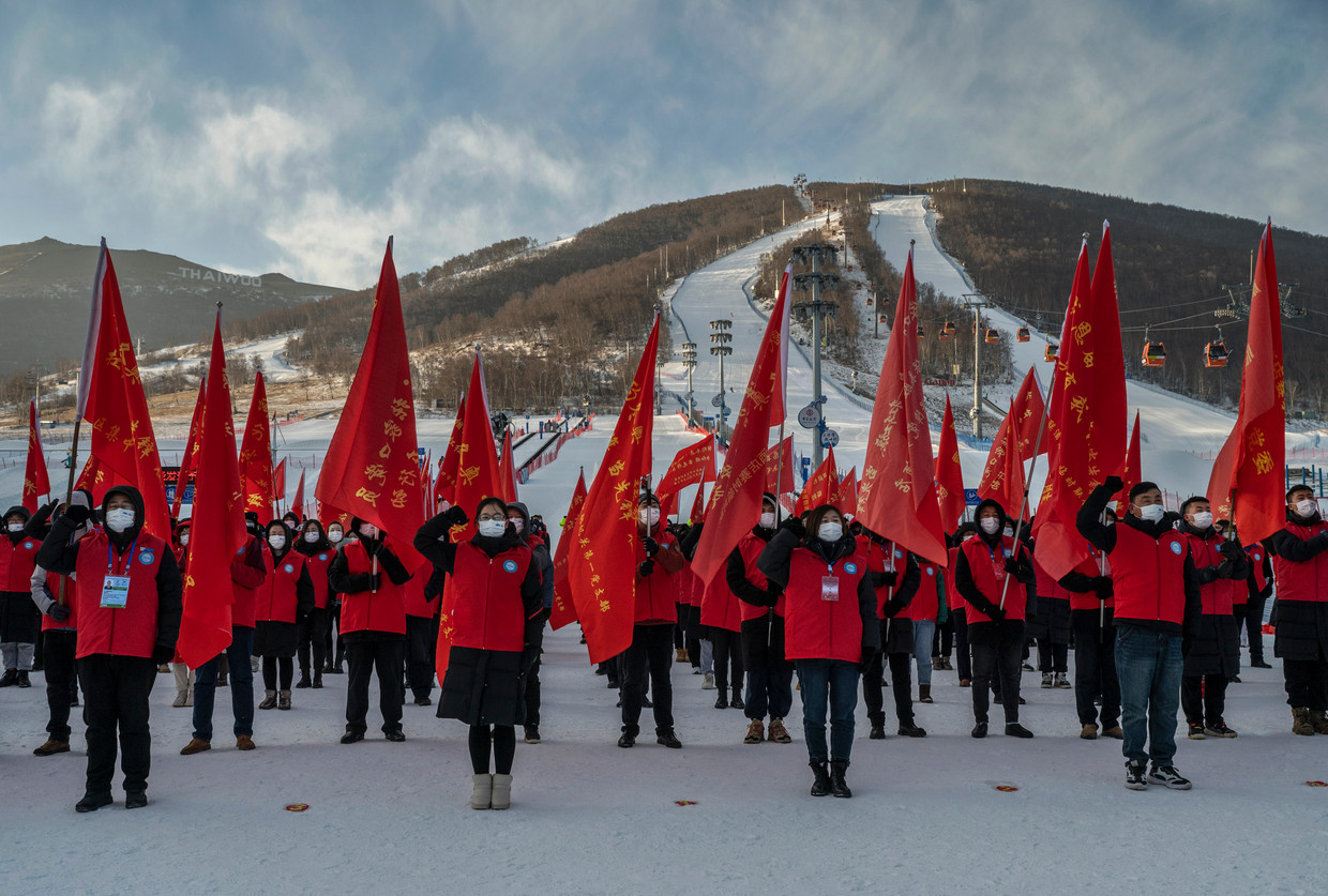 Vrijwilligers van de Communistische Partij oefenen in het Thaiwoo Ski Resort een strijdkreet in de hoop succesvolle Olympische Spelen af te dwingen.