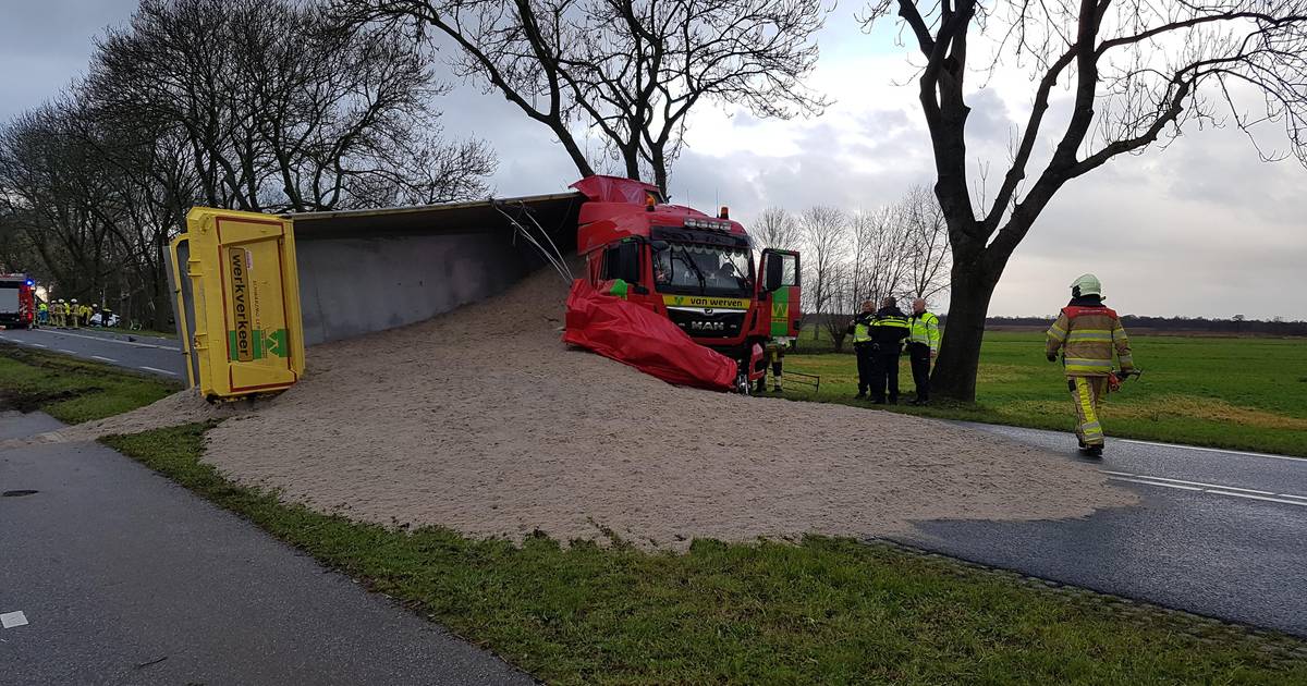 Gekantelde vrachtwagen met zand verspert Zomerdijk in Meppel.