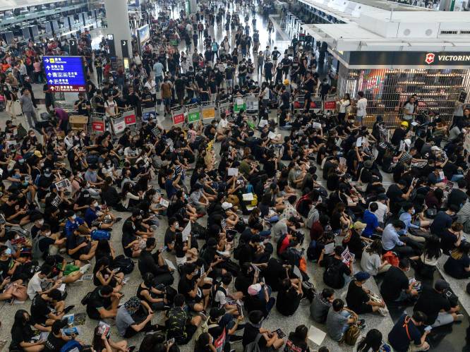 Luchthaven Hongkong opnieuw lamgelegd door blokkade manifestanten, Chinese legervoertuigen verzamelen aan grens