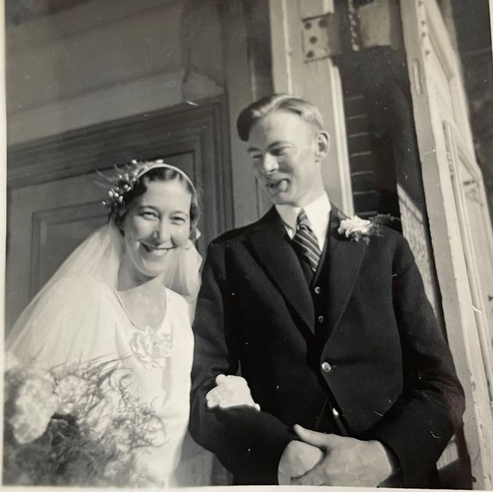 In 1936 trouwt huisarts Theo Veldhuyzen van Zanten met Tiny de Waal. Ze vestigen zich in Soest.