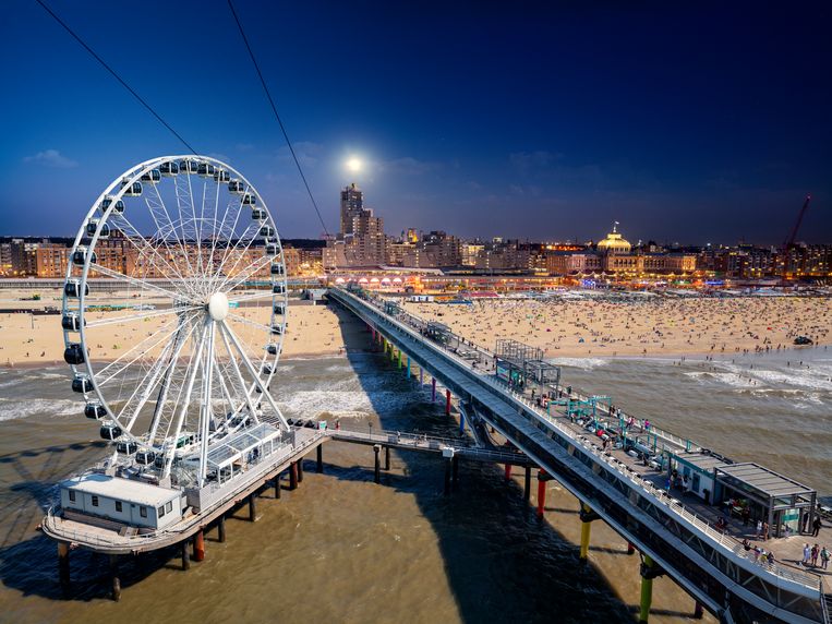 Scheveningen vanaf de bungyjumptoren op de Pier. 
 Beeld Lars van den Brink