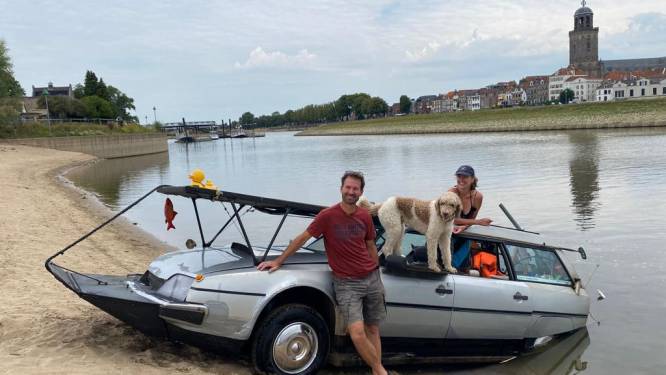 Erik Jan rijdt zo met zijn Citroën bij pontje van Olst IJssel in: ‘Rivier uitkomen nu lastiger dan ooit’