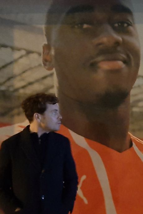 PSV-fan 'Wily Simba' hangt iedere avond urenlang rond bij het Philips Stadion in de hoop nieuwe spelers te spotten