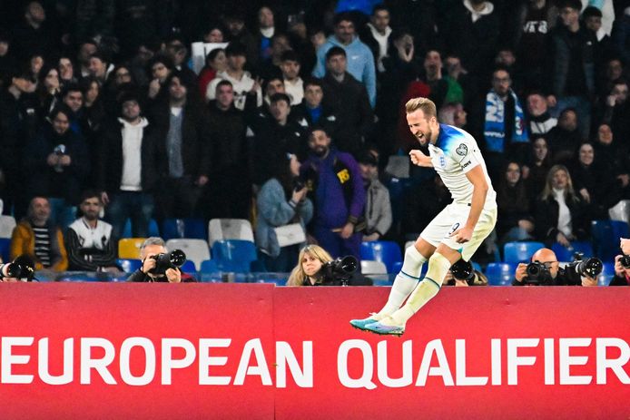 England's forward Harry Kane celebrates after scoring a penalty and his side's second goal during the UEFA Euro 2024 Group C qualification match between Italy and England, on March 23, 2023 at the Diego-Maradona stadium in Naples. (Photo by Alberto PIZZOLI / AFP)