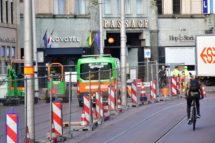 De nieuwe pollers op de Hofweg in Den Haag worden vandaag geplaatst.
