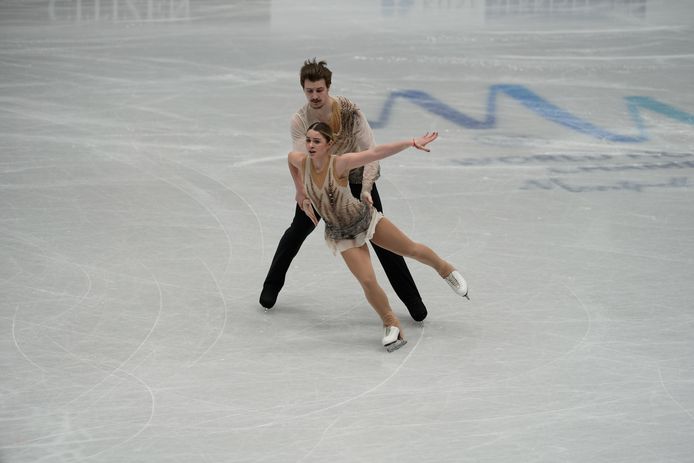 De Oekraïense paarrijders Sofia Holichenko en Artem Darenskyi kregen een staande ovatie bij hun korte kür op het WK.