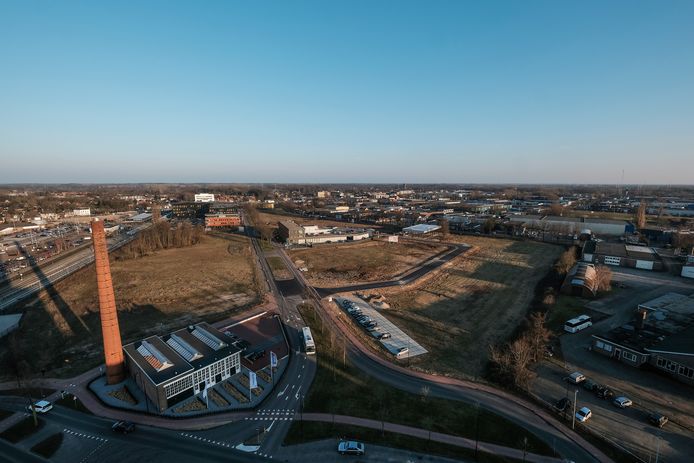Het zuidelijk deel van de bedoelde spoorzone in 2018. Links loopt het spoor. Vooraan het voormalige ketelhuis met de toren van Vredestein (tegenwoordig kantoor van Fides). In het midden het politiebureau aan de Hamburgerbroeklaan.