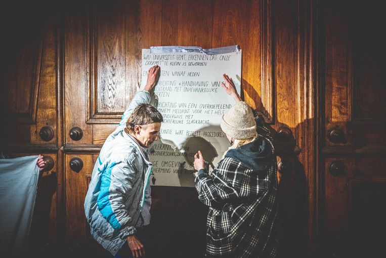 Een protestactie tegen grensoverschrijdend gedrag aan de UGent.  Beeld Wannes Nimmegeers