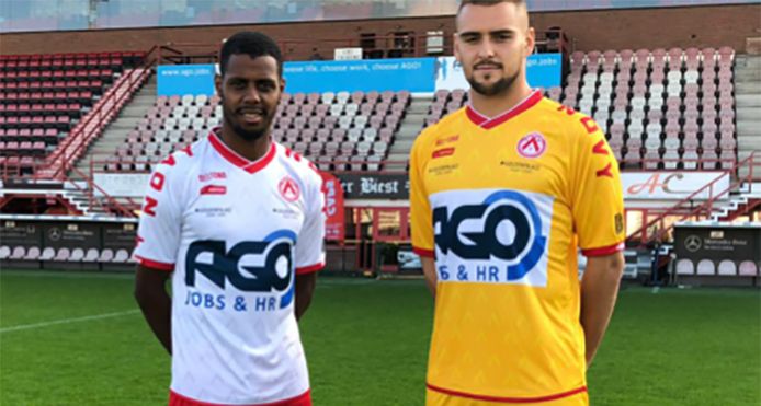 Selemani (links) in het shirt van KV Kortrijk.