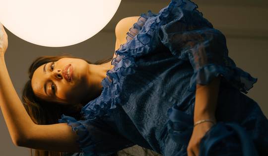 Actrice Nora Dari over moederschap en klimmen in Peru: ‘Als iemand rot doet, zeg ik voortaan: ga eens een berg op’