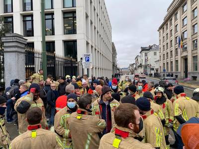 Honderdtal brandweerlui betoogt voor beter statuut: “We willen eindelijk duidelijkheid”