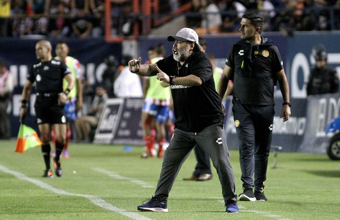 Diego Armando Maradona aan de zijlijn tijdens een wedstrijd van het Mexicaanse Dorados.