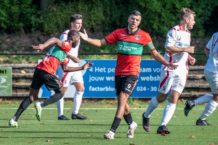Aanvoerder Arthur Gatsjatrian balend op De Eendracht bij een wedstrijd van SC NEC tegen DIO'30 in de tweede klasse. Volgend seizoen heeft de amateurtak van de Nijmeegse club naast seniorenelftallen ook weer jeugdteams.