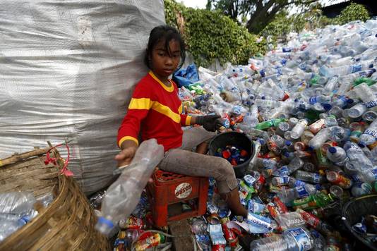 Een meisje sorteert afval in Indonesië.