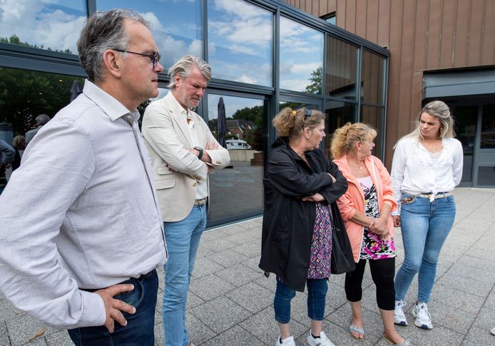 Directeuren Huub Gerard (links) en Jan Torny van Thuisgenoot BTK tijdens een gesprek met hun medewerkers.  Het saneringsbedrijf verloor in de zomer van vorig jaar de aanbesteding van Borne.  Maar nu keert hij terug naar deze gemeenschap.