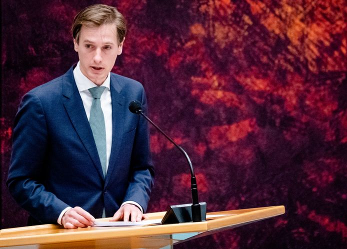 Lijsttrekker Laurens Dassen van Volt tijdens een debat in de Tweede Kamer.