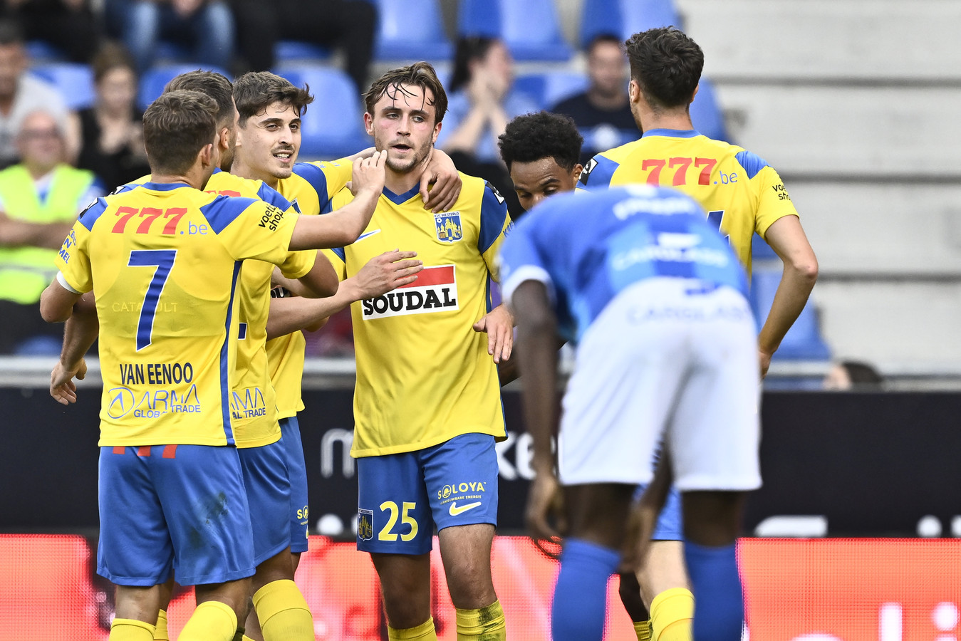 “Dit doet pijn”: Racing Genk verliest zege in slotfase na prachtige vrije trap Nielsen – Standard blijft leider ondanks late gelijkmaker