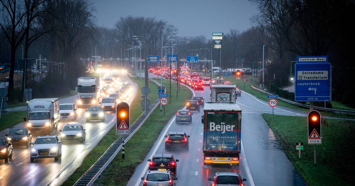 Vertraging na ongeval op A325 voorbij.