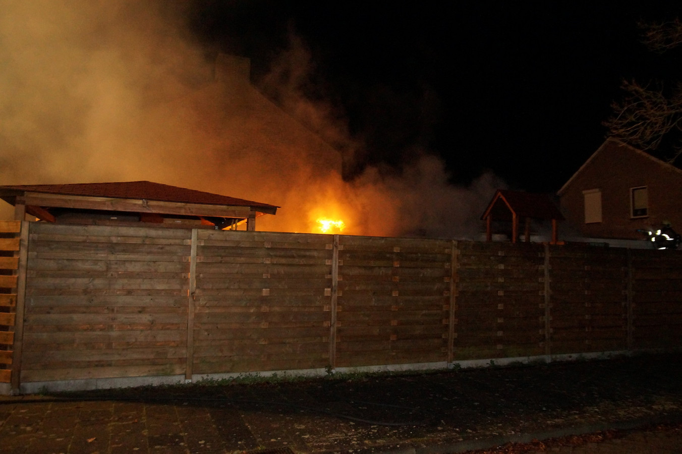 Brand slaat over naar garageboxen Vlijmen.