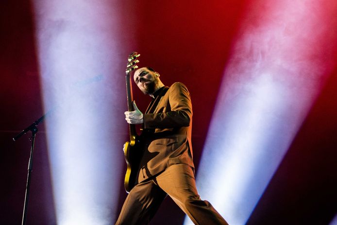 Frontman Torre Florim tijdens het concert van De Staat tijdens Lowlands 2019.