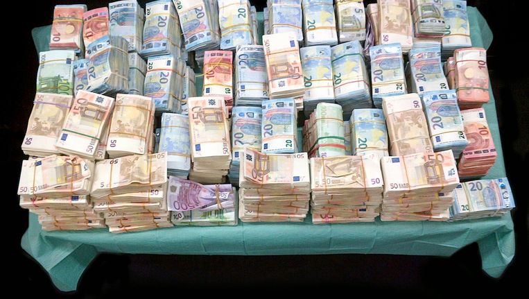 De politie vond 1,4 miljoen euro verstopt achter het reservewiel van een Saab Beeld Politie Amsterdam