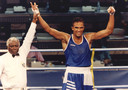 Bokser Arnold Vanderlyde na een overwinning tijdens de Olympische Spelen 1992 in Barcelona.
