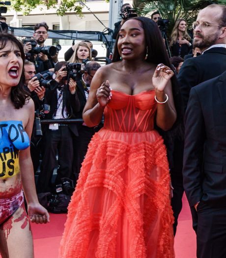 Une femme dénonce les viols russes en Ukraine sur le tapis rouge de Cannes