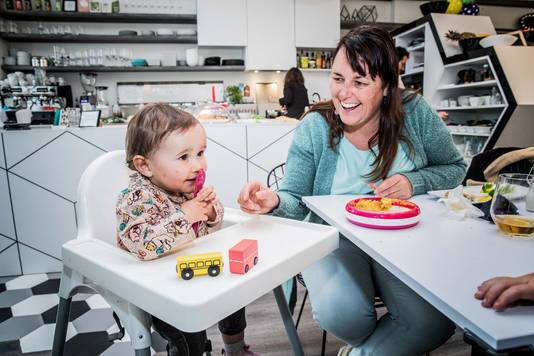 MamaIna Scheirlinck en Trixie Rosa hebben het duidelijk naar hun zin.