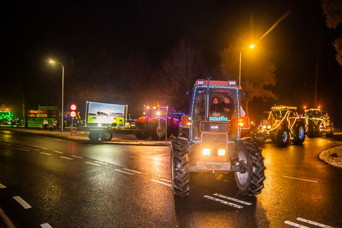 Tientallen verlichte tractoren zorgden vrijdagavond in Tubbergen voor een spektakel op straat.