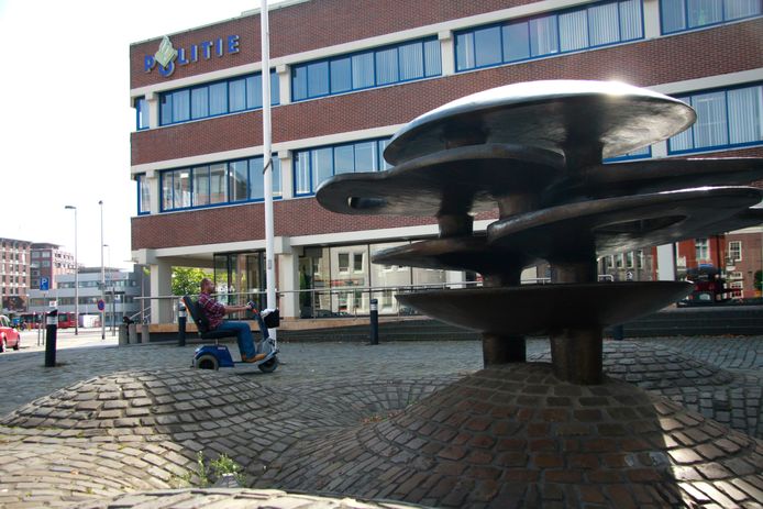 Refrein regeling Kosten Strijd' om Enschedese fontein opgelost: 'Ze willen het mooi uitlichten. Ik  ben er blij mee' | Enschede | tubantia.nl