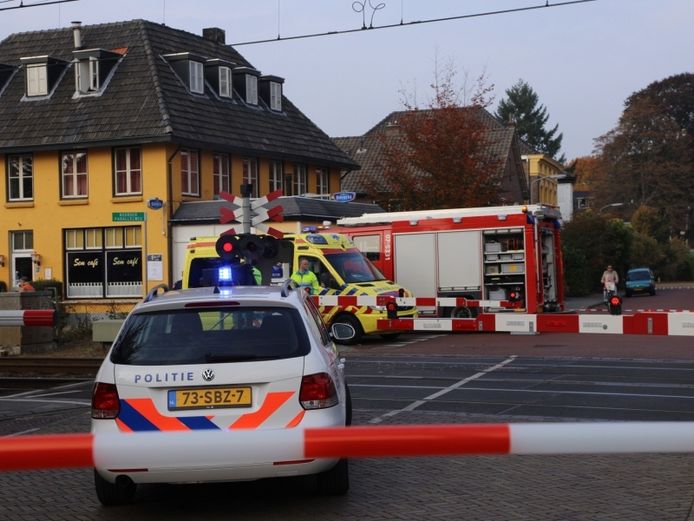 Politie, brandweer en ambulance bij de spoorwegovergang in Velp.