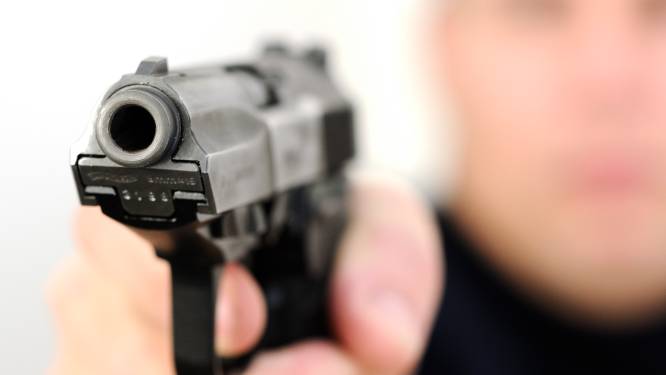 Jongen (16) onder bedreiging van vuurwapen beroofd van telefoon in Schiebroek