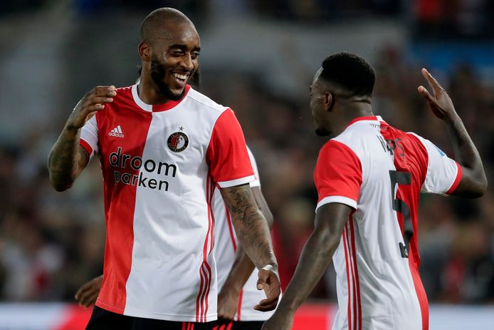 Leroy Fer viert de 3-0 met Ridgeciano Haps.
